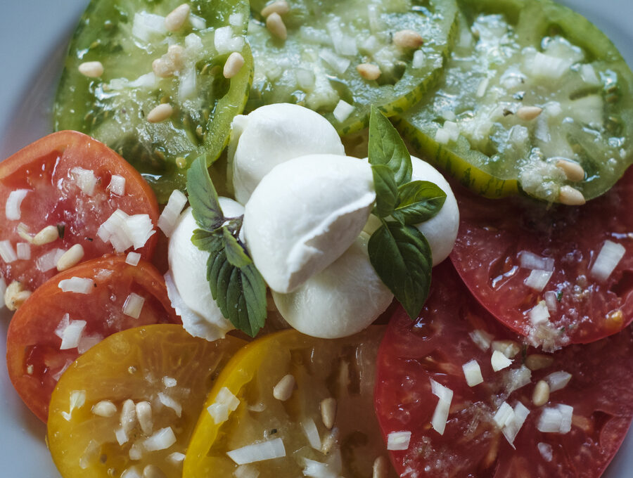 Bunte Tomaten mit Büffelmozzarella