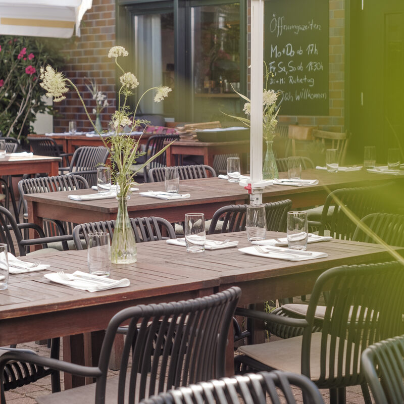 Terrasse mit gedeckten Tischen